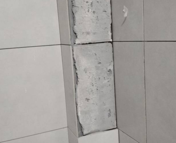 西岗瓷砖空鼓维修公司分享下瓷砖施工前基层浇水润湿程度不足，可能导致以下问题