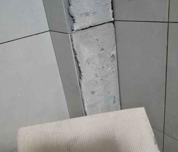 西岗瓷砖空鼓维修公司分享下厨房瓷砖脱落的补救措施。